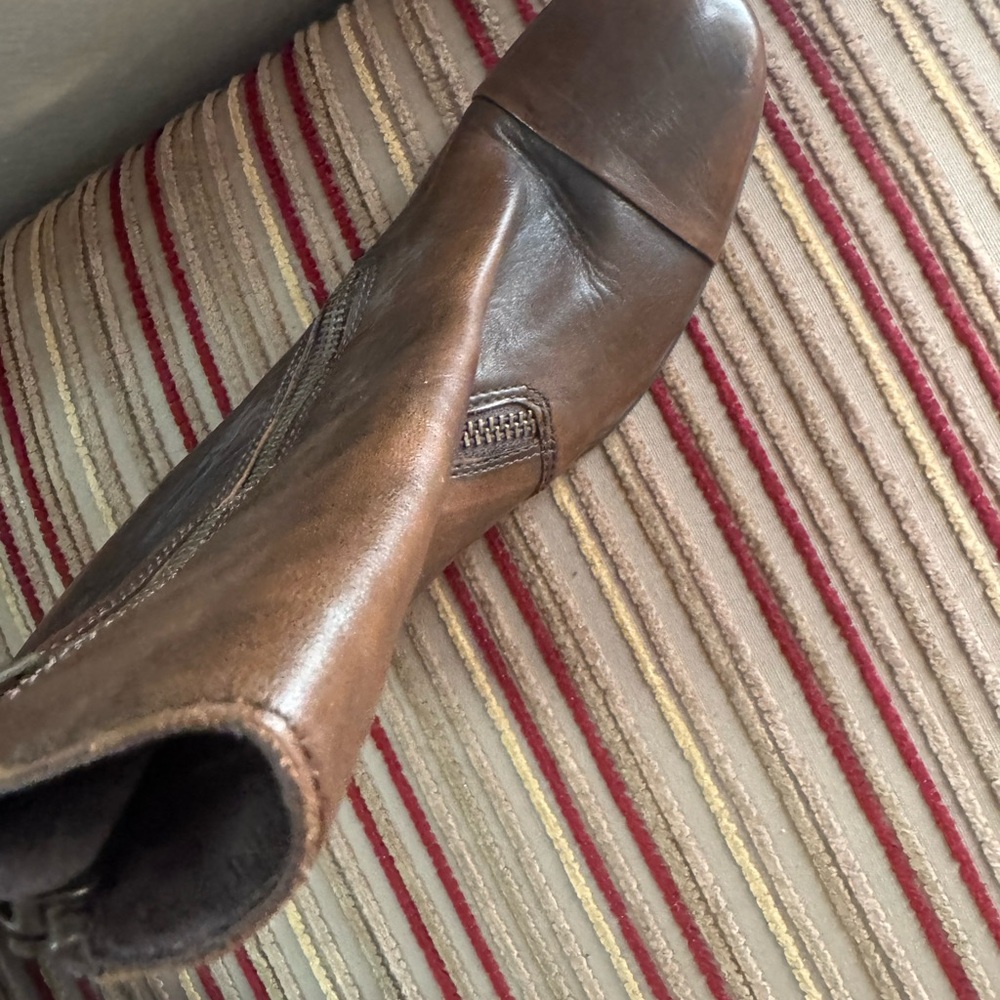 Born Brown Heeled Boots Classic Leather Design - Picture 2 of 9